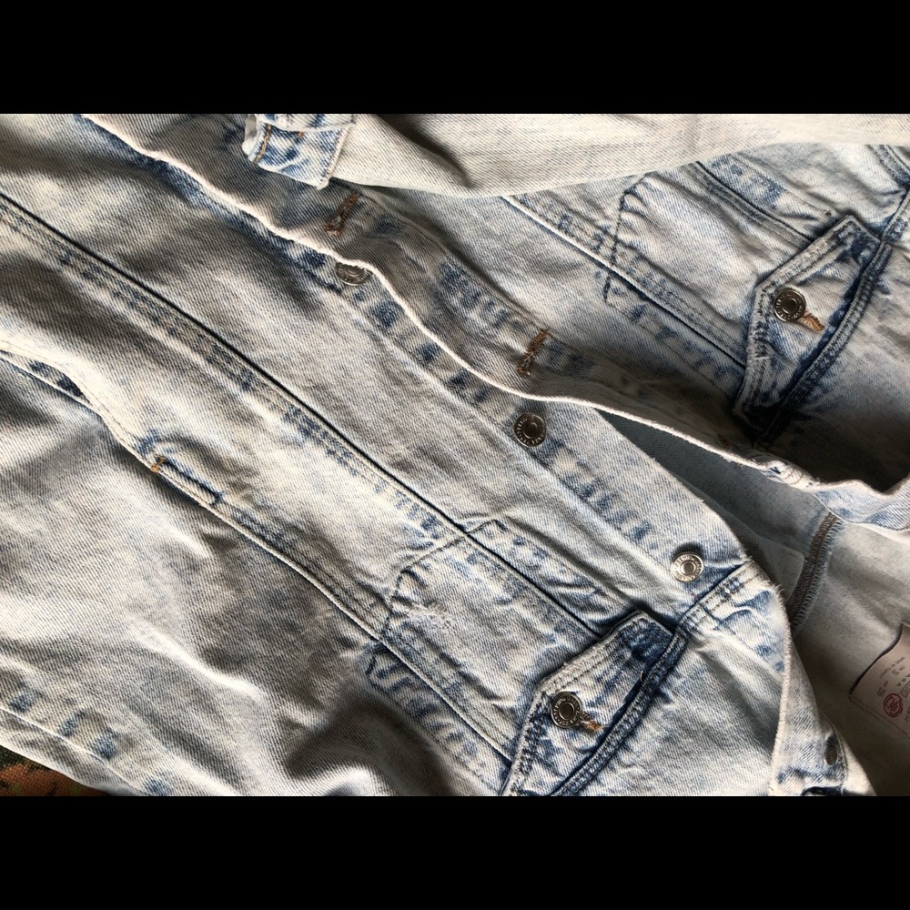 CUTE ZARA LIGHT WASH DISTRESSED DENIM JACKET